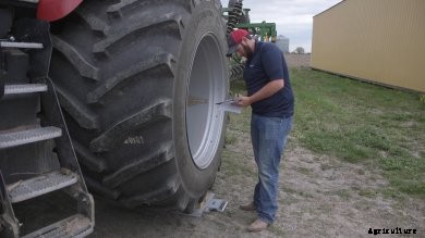 FarmerWeighingTractor